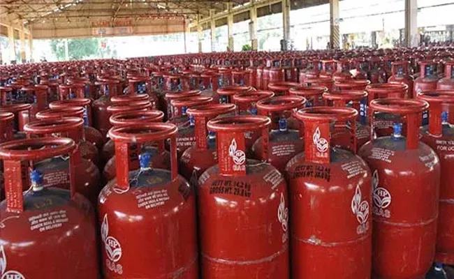 Govt order on Stocking of LPG Cylinders in Kashmir Raises Public Fears - Sakshi
