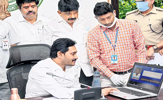 YS Jagan Mohan Reddy Helped Autowala And Taxi Financially In Andhra Pradesh - Sakshi