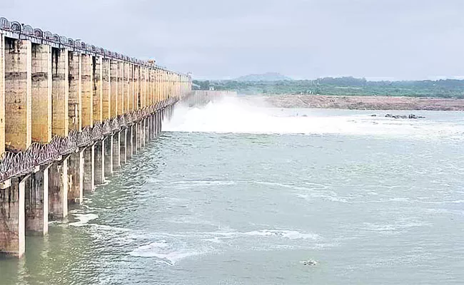 The Flood Flow Into Srisailam Reservoir Continues Steadily - Sakshi