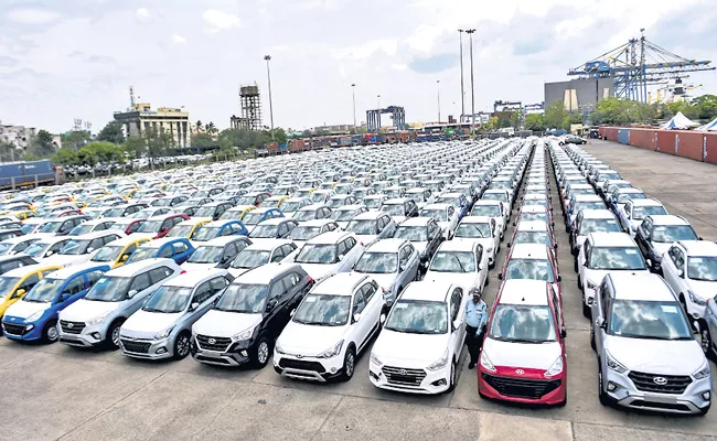 Passenger vehicle retail sales dip by 25percent in July - Sakshi