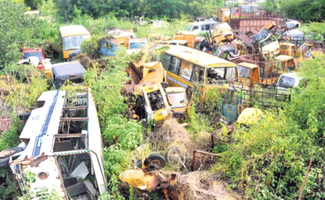 Seized vehicles Dump in Warangal RTA Office Waiting For Auction - Sakshi