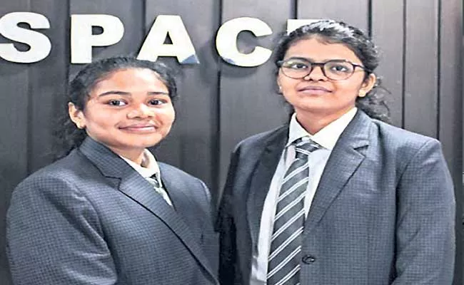 Vaidehi And Radhika Found A New Astronaut - Sakshi
