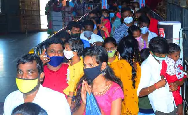 Huge Crowd Of Devotees In Yadagirigutta Temple In Nalgonda - Sakshi