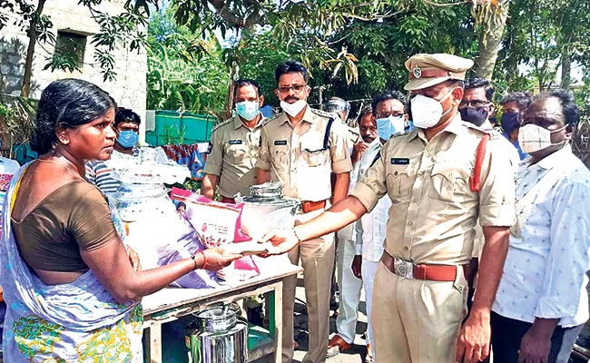 Krishna District Police Financial Help To Dalit Woman Victim Of Lover - Sakshi