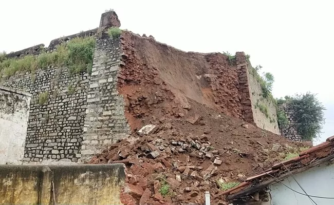 Sardar Sarvai Papanna Fort Collapsed In Khilashapur - Sakshi