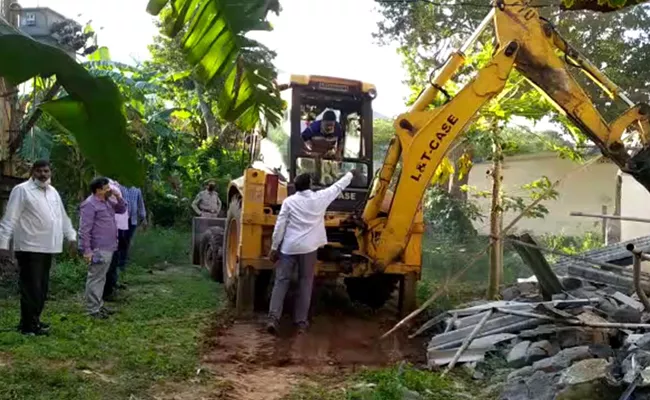 Land Grabbing In Vsakhapatnam, encroachment Removed by Revenue Department - Sakshi