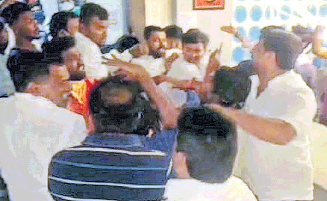 BJP Leaders Attack On TRS MLA Kranthi Kiran In Siddipet - Sakshi
