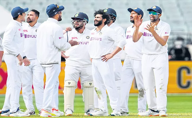 India on top as bowlers restrict Australia - Sakshi