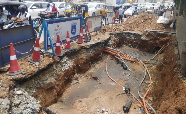 Hyderabad: Not Undertaking Footpath Works For Pedestrians - Sakshi