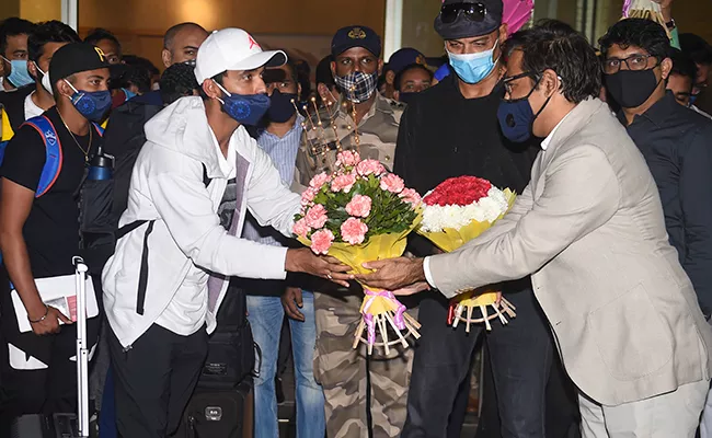Indian Cricketers arrives in Mumbai and Delhi - Sakshi