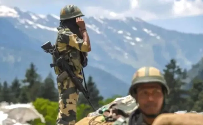Indian Soldiers Push Back Chinese Soldiers At Naku La In Sikkim - Sakshi