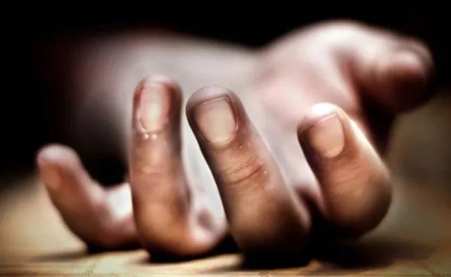 Wife Killed Husband Over Marital Affair In Chennai - Sakshi