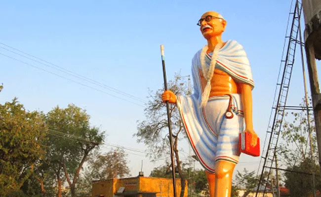 Medak Mahatma Gandhi Idol Vandalised Due To Marrige Party - Sakshi