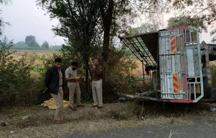 Accident Maharashtra 16 Labourers Killed After Truck Overturns in Jalgaon - Sakshi