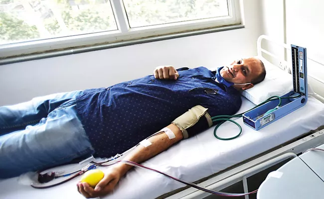  COVID survivor turns saviour with 9th plasma donation - Sakshi