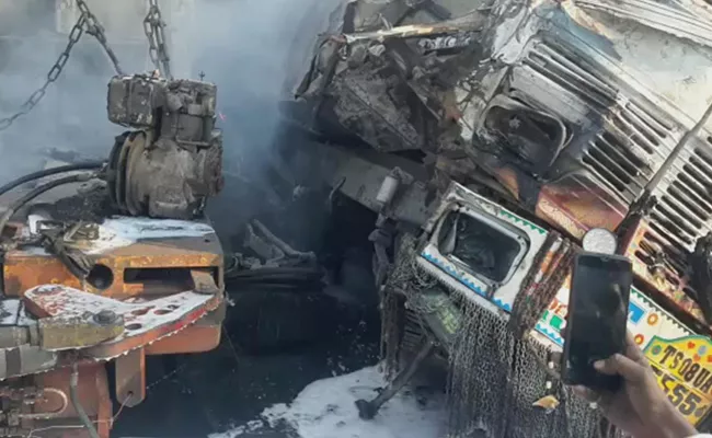 Person Liveburning Oil Tanker Hits Lorry In Shamirpet Rajiv Rahadari - Sakshi