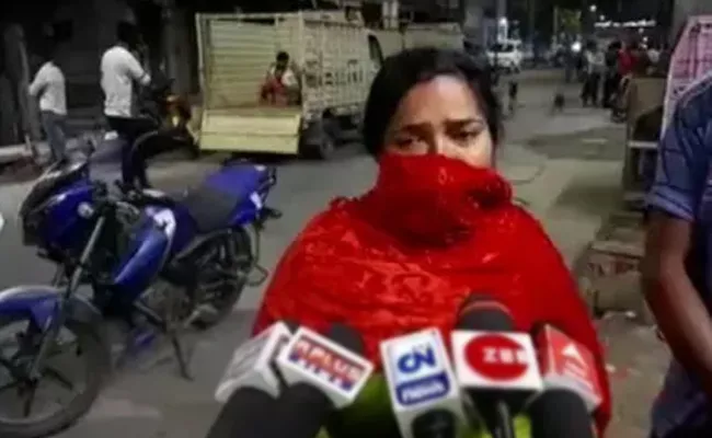 BJP Workers Wife Accuses TMC Workers Of Thrashing Her - Sakshi