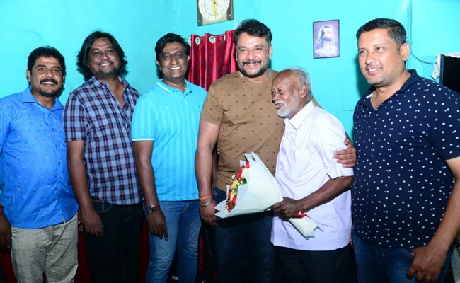 Kannada Hero Darshan Meets RTC Driver And Celebrated His Birthday - Sakshi