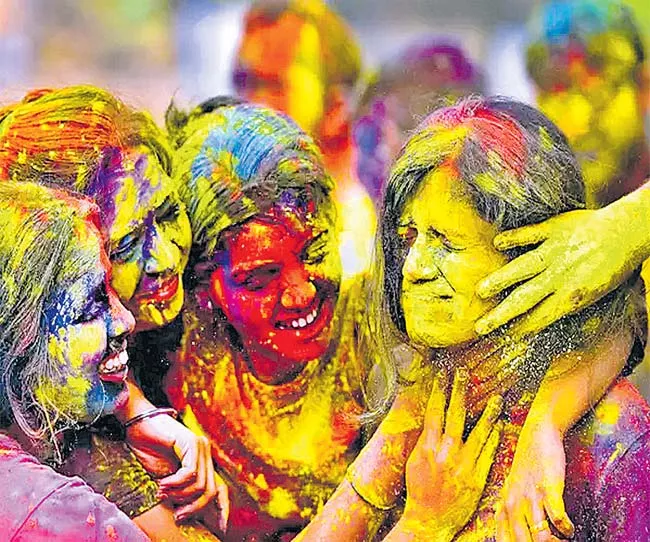 Varanasai Vishal Patel Make Anti Corona Pichkari For Holi Festival - Sakshi