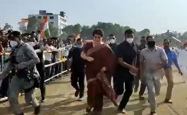 Priyanka Gandhi Late To A Rally In Assam Bursts Into Sprint - Sakshi