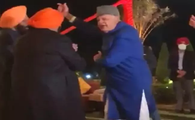 Watch Video: Farooq Abdullah Dances With Captain Amarinder Singh In Wedding - Sakshi