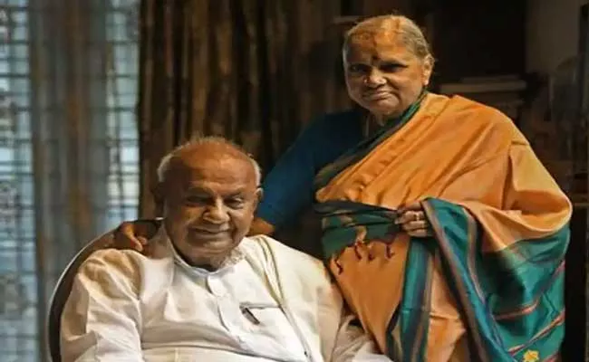 Former PM HD Deve Gowda and wife Chennamma test Covid positive - Sakshi