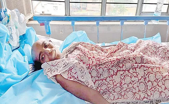 Woman Died After Tests Covid Positive in King Koti Hospital - Sakshi