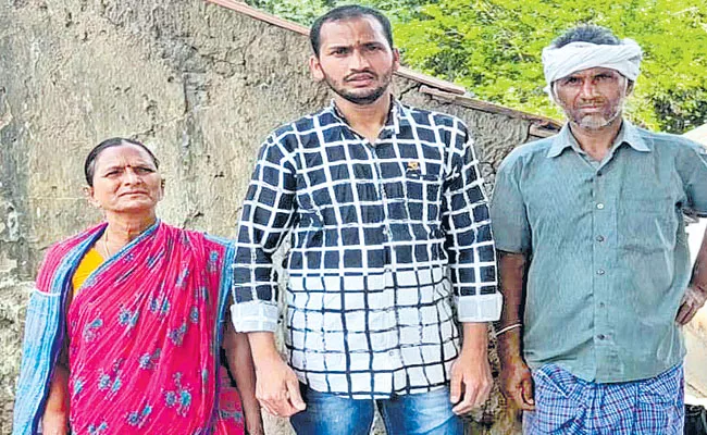Happy Reunion: Stranded Telangana Man Reaches Home From Sharjah - Sakshi