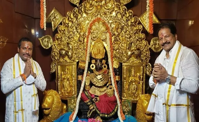 Kona Raghupathi Give Gold Jewelry To Bandlamma Thalli Temple - Sakshi