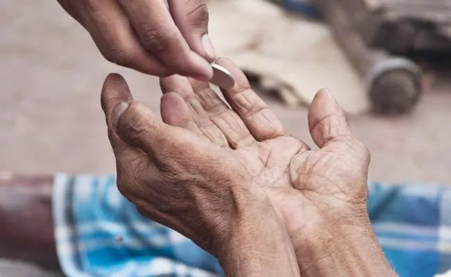 Coronavirus: Old Age People Begging To Earn Money In Tamil Nadu - Sakshi