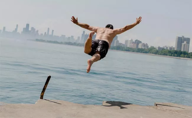 Chicago Man Jumps Into Lake Michigan For 365th Straight Day - Sakshi