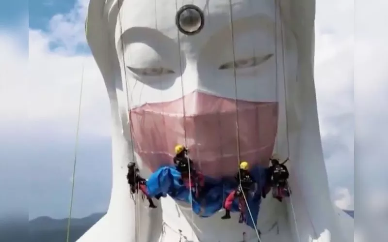 Giant Buddhist Goddess in Japan Gets 35 kg Face Mask - Sakshi