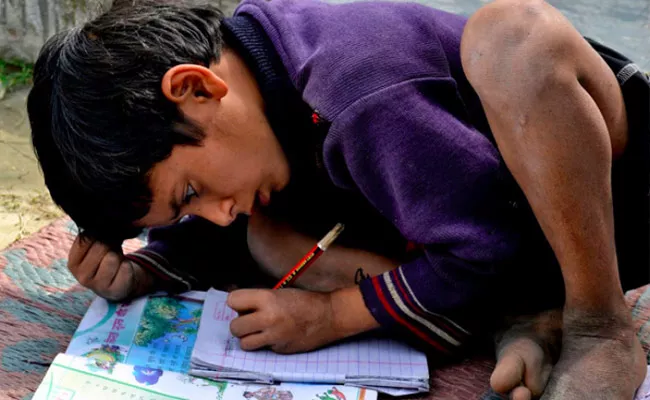Young Boy Gives Free Education To Villege Stundents In Karimnagar - Sakshi