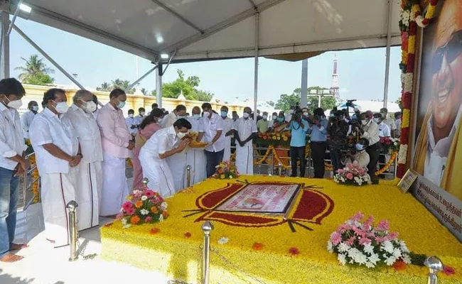 Tamil Nadu CM MK Stalin Pays Tribute To Karunanidhi - Sakshi