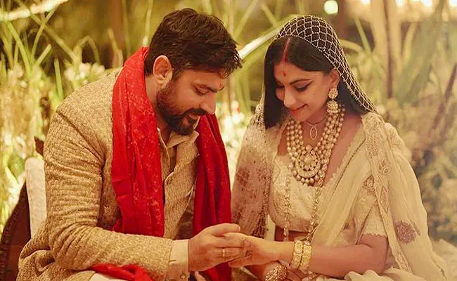 Rhea Kapoor Shares First Pic Marrying Karan Boolani Emotional Post - Sakshi