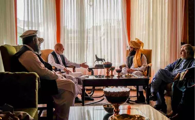 Hamid Karzai discusses govt formation with senior leaders - Sakshi