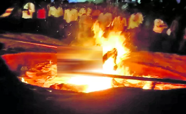 Man who fell into fire was burned alive - Sakshi