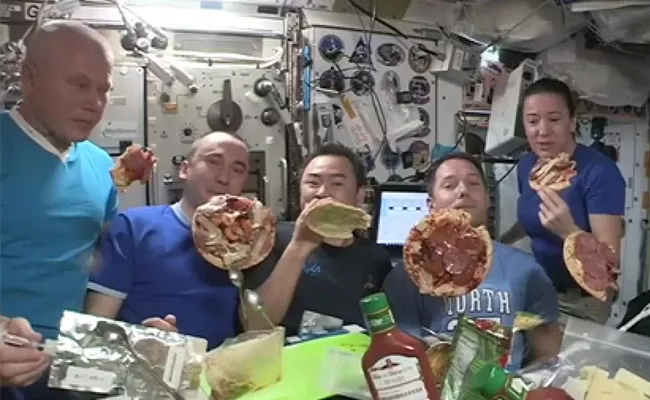 Pizza Party In Space Astronauts Enjoy At International Space Station Video Goes Viral - Sakshi