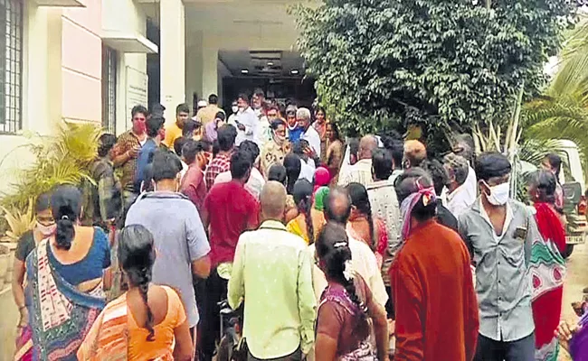 Victims queue to police stations at Hindupuram Satyanarayana Peta - Sakshi