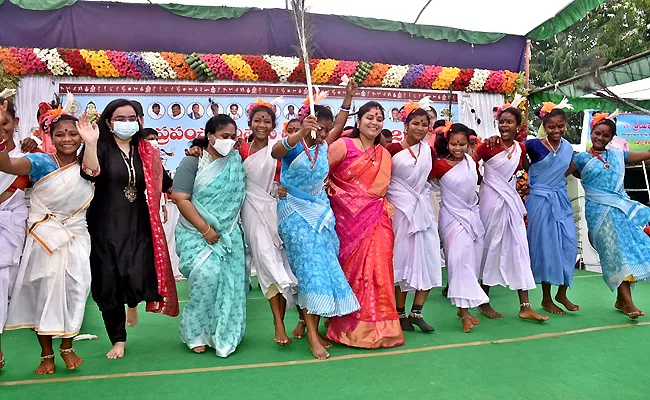 World Tribal Day Celebration In Parvathipuram - Sakshi