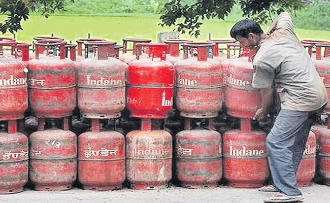 LPG subsidies cut steeply in FY21 - Sakshi