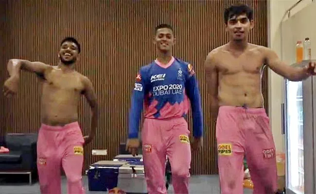 IPL 2021: Kartik Tyagi Chetan Sakariya Shirtless Dance RR Dressing Room - Sakshi