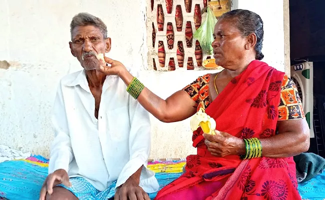 Old Couple Suffering Health Issues And Economic Problems In Munagala - Sakshi