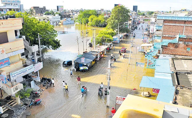 Heavy Rainfall Streets Submerged In Some Districts In Telangana - Sakshi
