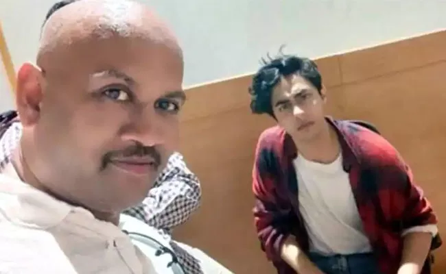 NCB Clarifies That Man in Selfie with Aryan Khan Not Officer - Sakshi