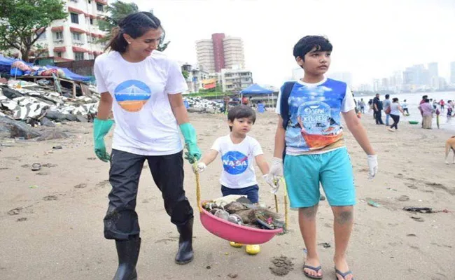 Pragya Kapoor took up the responsibility of Carter Beach clean up.. - Sakshi