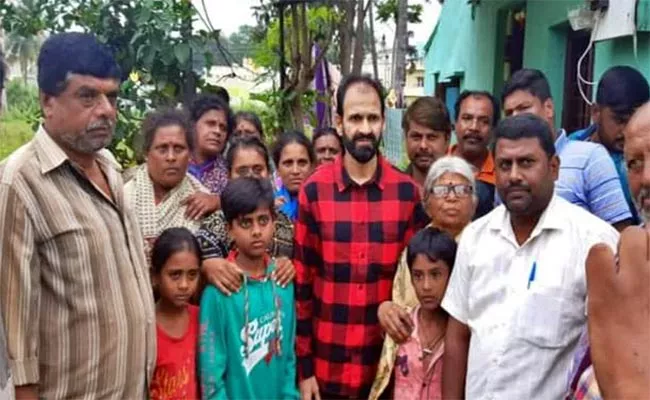 Raghavendra Rajukumar Visits Puneeth Fan House At Channapatna - Sakshi