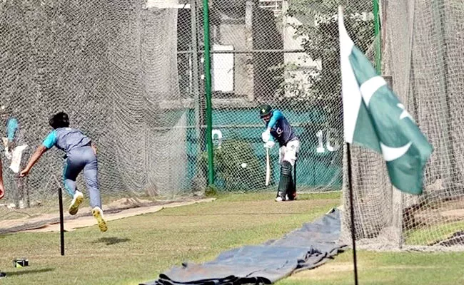 Bangladesh Fans Not Impressed Pakistan Team Plants National Flag Practice - Sakshi