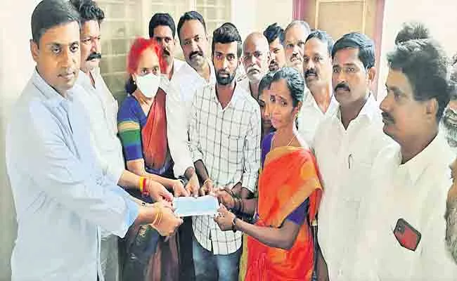 50 Lakh Cheque Handed Over By MP Mithun Reddy To jawan karthik Kumar Reddy Family - Sakshi