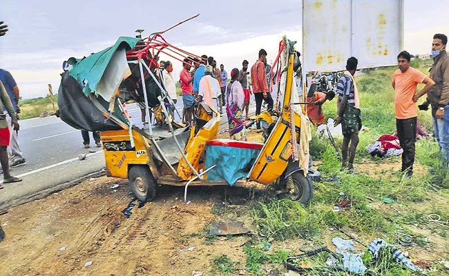 Six people were killed in road accident Andhra Pradesh - Sakshi